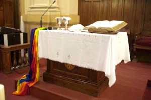 La bibbia aperta, i calici, la bandiera rainbow: tutte tutti siamo invitate e invitati alla Cena del Signore. Tutte e tutti siamo figlie e figli di dio sorelle e fratelli in Cristo unico Salvatore