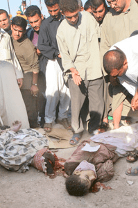 shapeimage_1 Nella foto: alcuni gay trucidati in Iraq